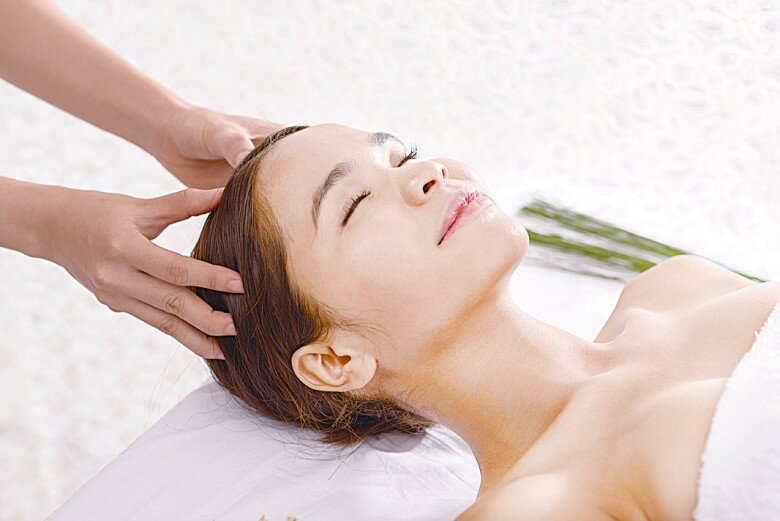 Massage da đầu giúp lưu thông máu tốt hơn để nuôi dưỡng da đầu và tóc.