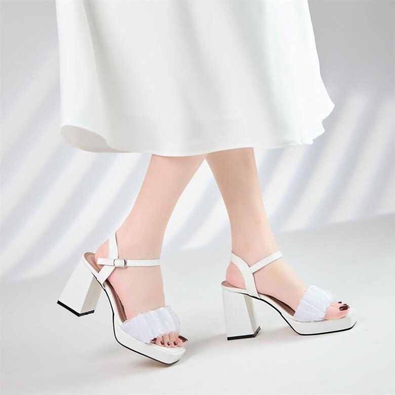 Giày sandal cao gót với phần quai mảnh quanh cổ chân giúp làm thon gọn đôi chân lại thông thoáng, phù hợp để diện với áo dài trong thời tiết ấm áp của miền Nam.