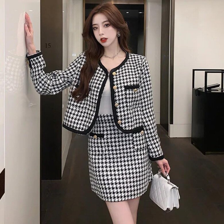 Chị em có thể diện áo thun trơn màu có màu sắc không quá chói để phối cùng áo khoác và váy vải tweed. Khi nóng, các nàng chỉ cần cởi bớt áo khoác sẽ lập tức thấy thoải mái. Nếu lạnh, chiếc áo khoác sẽ giúp bạn giữ ấm. 