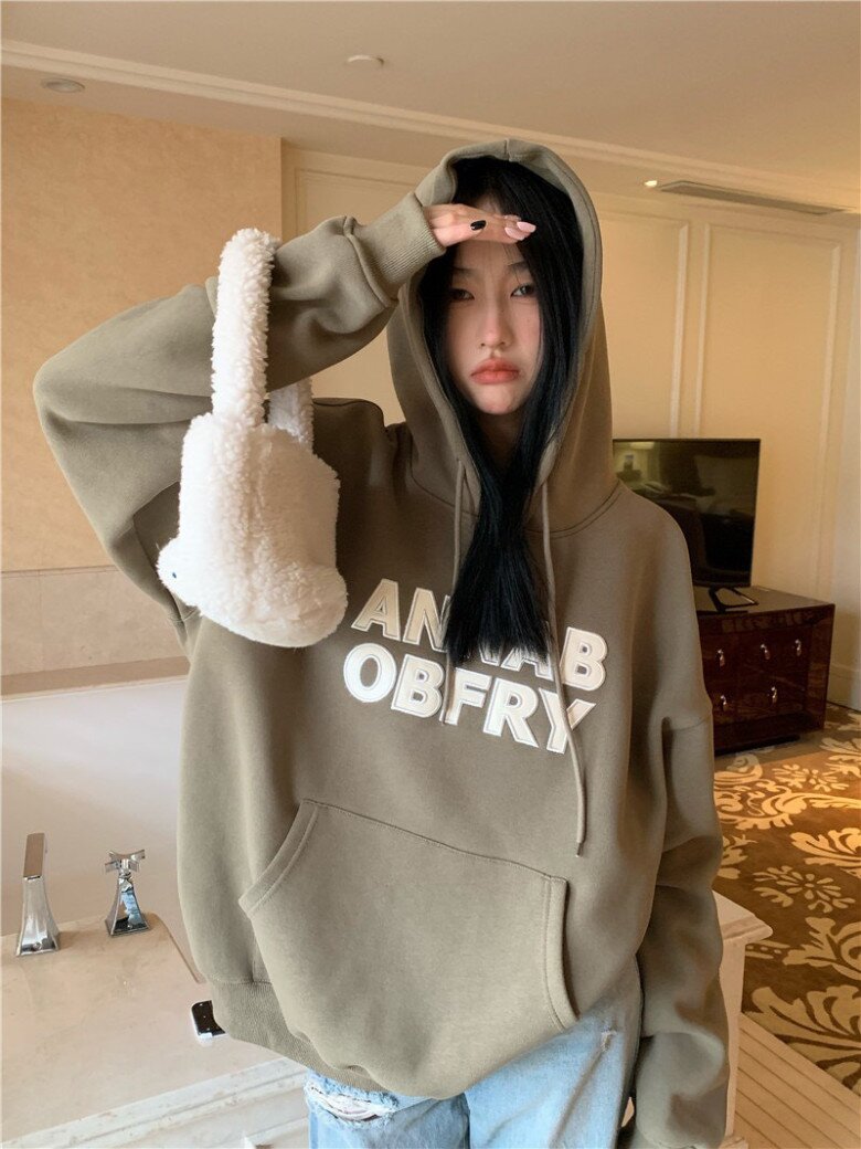 Áo hoodie dày vừa phải lại có độ rộng nhất định, vừa thoải mái lại có thể giấu khuyết điểm thân trên to. Hơn nữa, kiểu áo này có mũ liền giúp chị em giữ ấm đầu khi xem concert dưới trời lạnh.