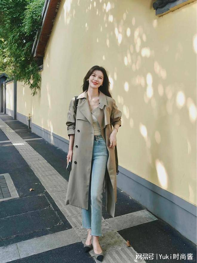 Áo trench coat dáng dài thanh lịch, nhẹ nhàng giúp chị em tôn dáng nhưng các nàng nấm lùn nên chú ý chọn độ dài trên mắt cá chân để tránh bị nuốt dáng.