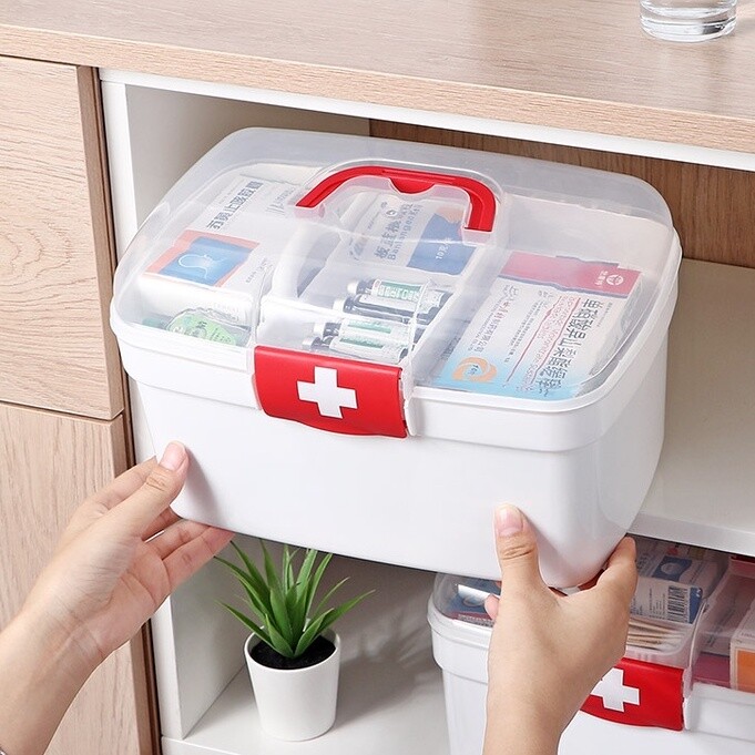 Những chiếc hộp đựng y tế có giá 70 đến hơn 100 nghìn đồng.