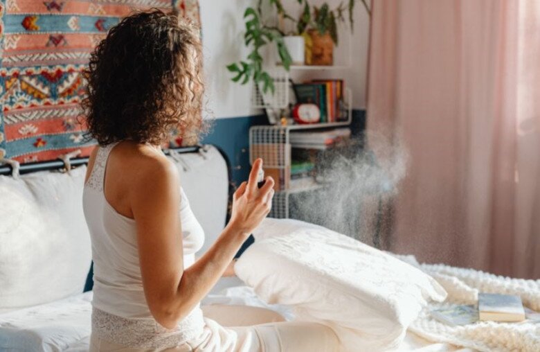 Xịt khử mùi phòng có giá từ 50 nghìn đến hơn 100 nghìn một chai mang lại không gian thơm tho, sạch sẽ cho các chị em.