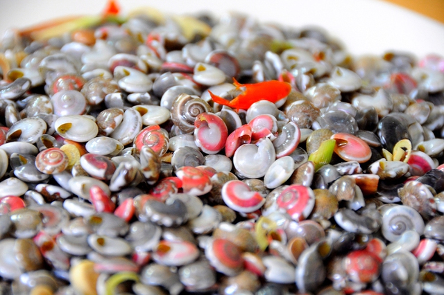 Ốc ruốc thường được bán theo lon. Nhiều người gọi vui ăn một lon ốc ruốc gần bằng giá 2 bát phở.