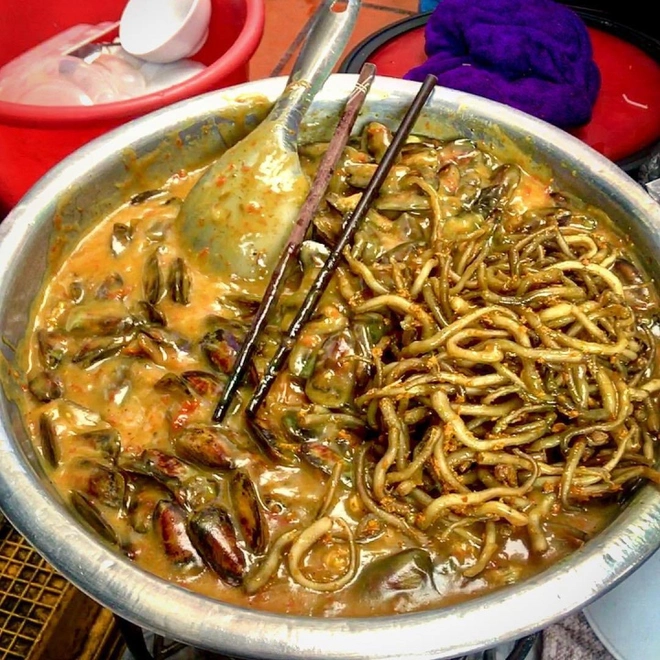 Đặc sản giá bể xào thơm ngon, hấp dẫn với nước sốt chua ngọt dậy mùi khiến ai ăn một lần cũng nhớ mãi.