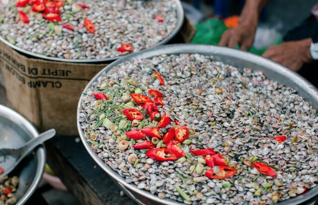 Ốc ruốc nhỏ xíu, thường được xào cay với sả ớt và phải dùng gai bưởi để lấy phần thịt ốc bên trong mới có thể thưởng thức.