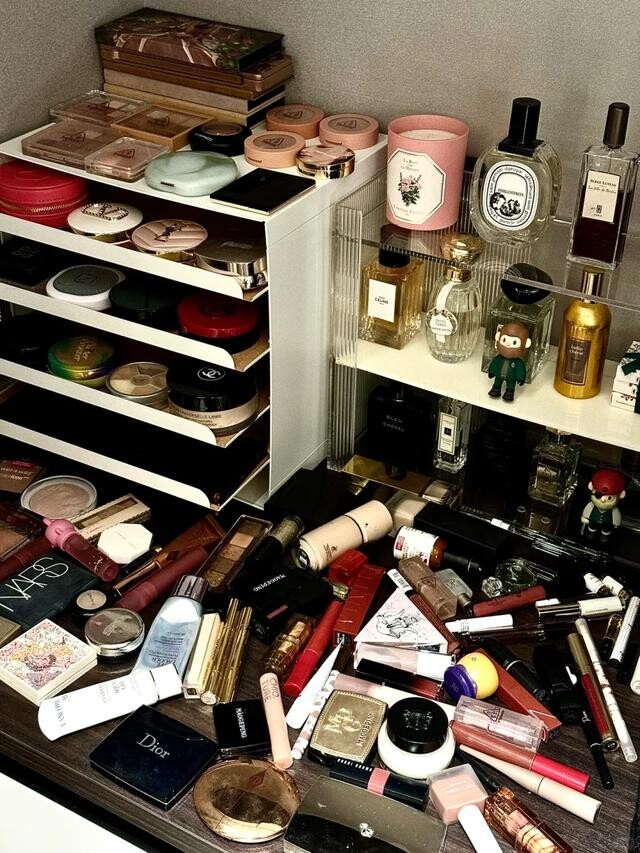 Nếu không phải chuyên gia trang điểm, bạn sẽ chẳng cần số lượng mỹ phẩm nhiều đến như vậy.