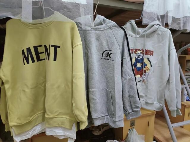 Mua nhiều quần áo giá rẻ tưởng tiết kiệm nhưng thực tế lại rất lãng phí vì độ bền không cao.