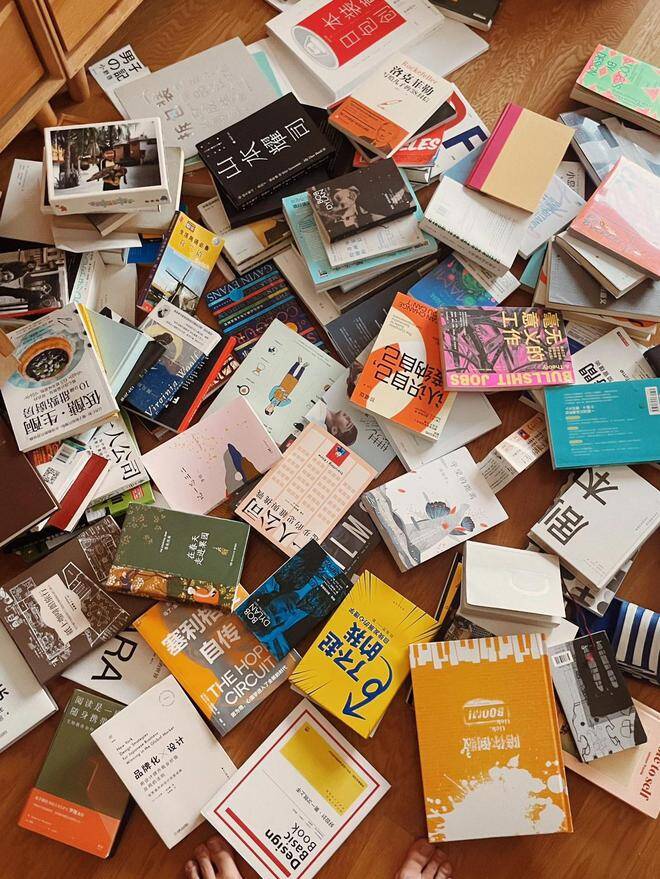 Nếu không có thói quen đọc sách, đừng tích trữ quá nhiều trong nhà vì chúng rất dễ bám bụi.