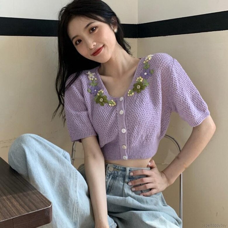 Áo dệt kim crop top điệu đà giúp các nàng khoe vòng eo thon gọn.