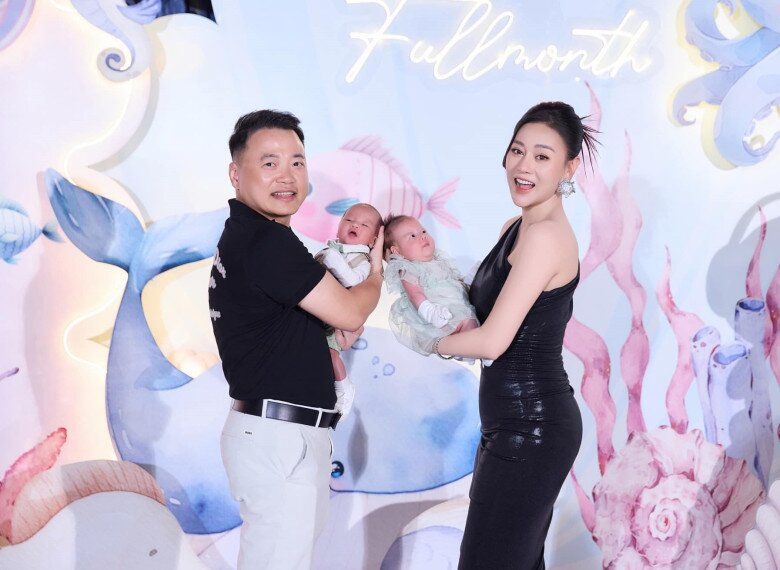 Phương Oanh trong tiệc đầy tháng cặp sinh đôi khoe nhan sắc rạng rỡ và hình thể thon thả. 