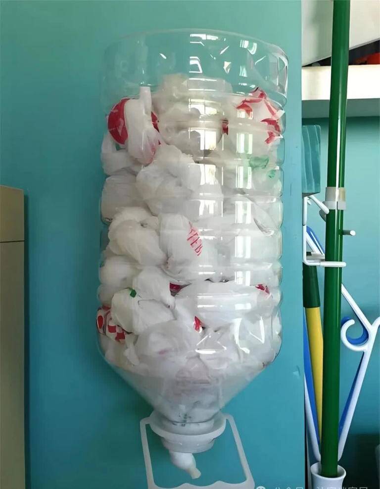Túi nilong để đựng rác trong nhà có thể được cất gọn gàng lại nhờ một chai nhựa rỗng.