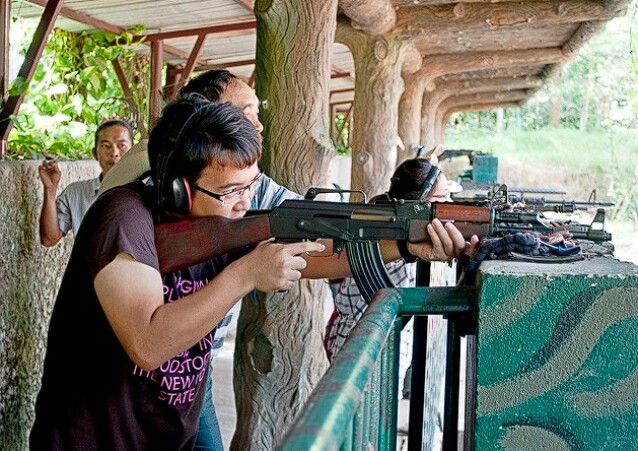 Hoạt động bắn súng thu hút không ít du khách nam giới tham gia.