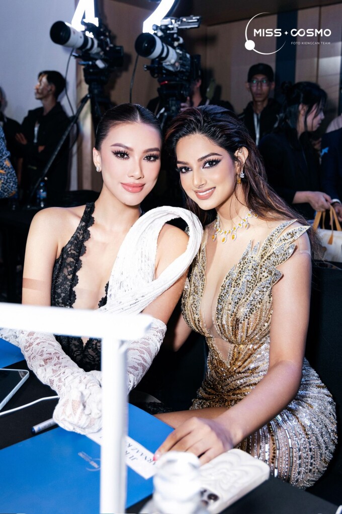 Á hậu 2 Hoa hậu Siêu quốc gia 2022 (Miss Supranational) Nguyễn Huỳnh Kim Duyên; Miss Universe 2021 - Harnaaz Sandhu là 2 trong số các thành viên Ban giám khảo.