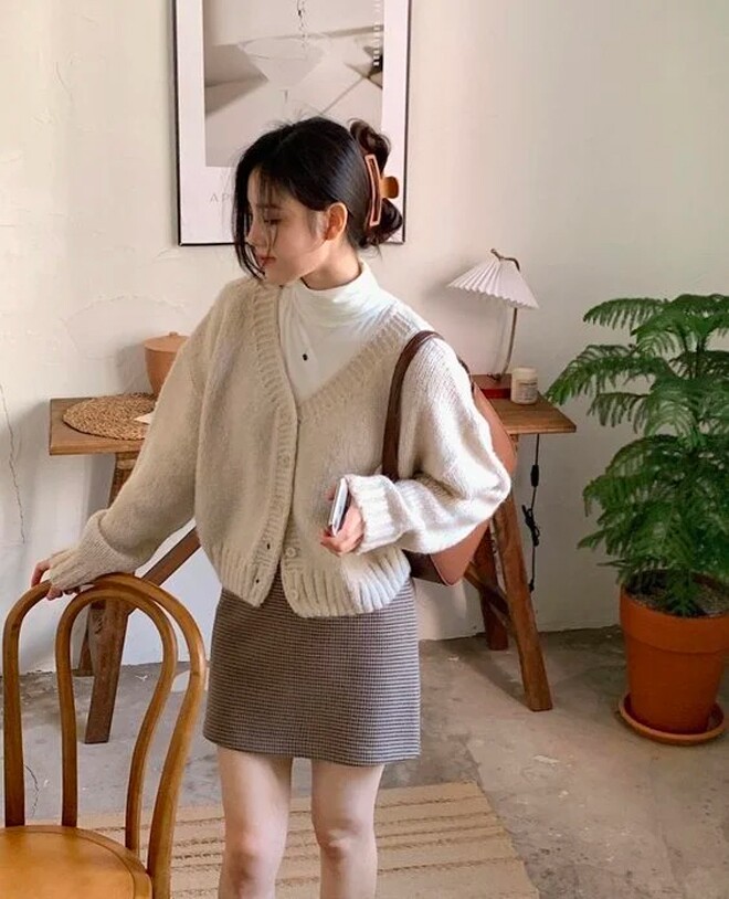 Áo cardigan cổ V có thể diện cùng áo len cổ lọ bên trong vừa giữ ấm lại tạo cảm giác xếp lớp.