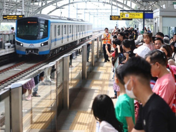 Đông nghịt người trải nghiệm metro Bến Thành - Suối Tiên