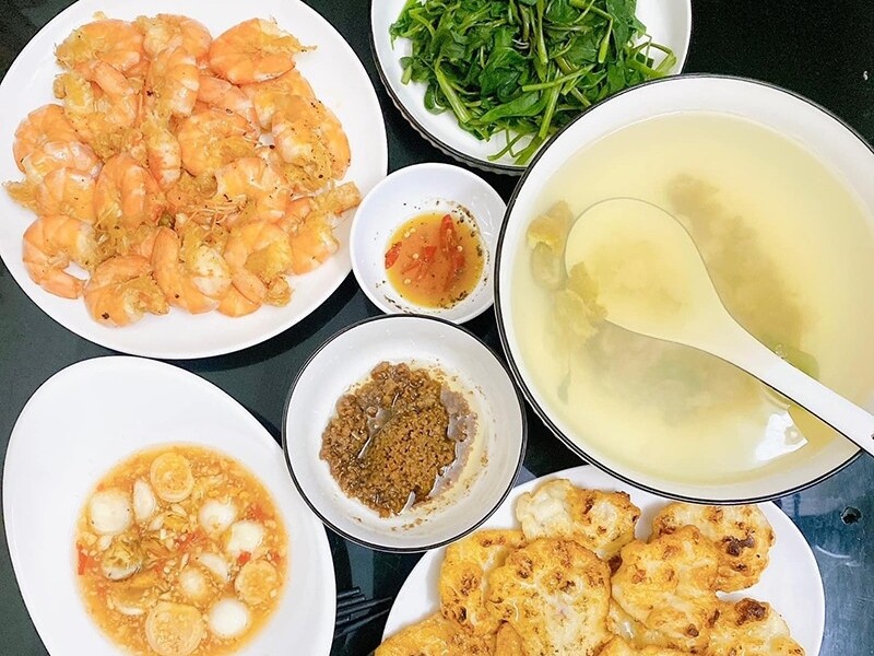 Chả mực, tôm chiên, cà muối, rau muống luộc.  (Ảnh: Quỳnh Trang)