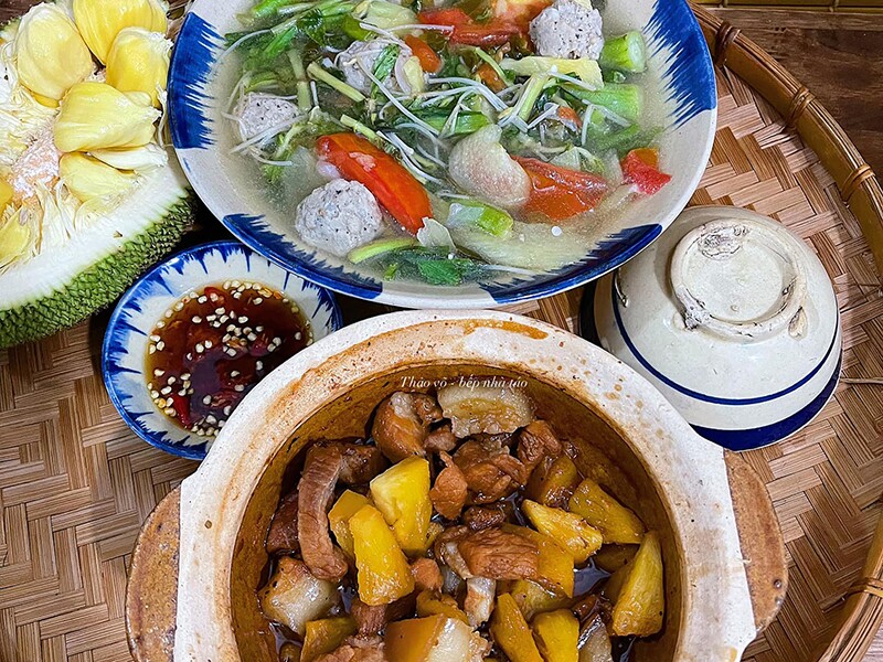 Thịt kho củ cải, canh mọc dọc mùng.