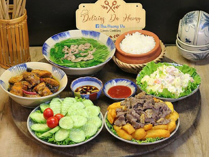 Bò xào khoai tây, thịt kho, canh cải thịt bò, salad, dưa chuột.