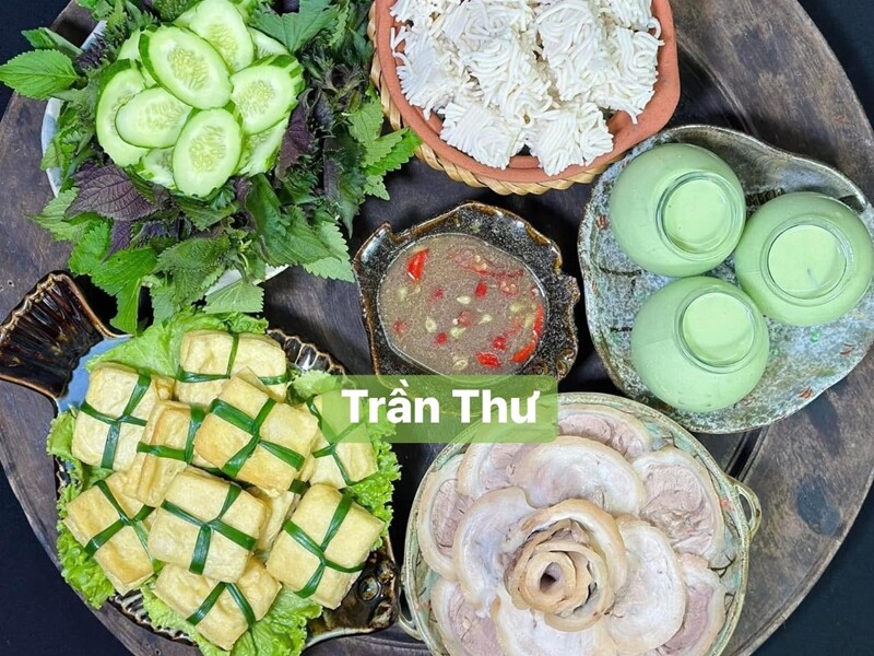 Bún đậu mắm tôm - thịt luộc - đậu rán - Dưa chuột - Sữa chua.