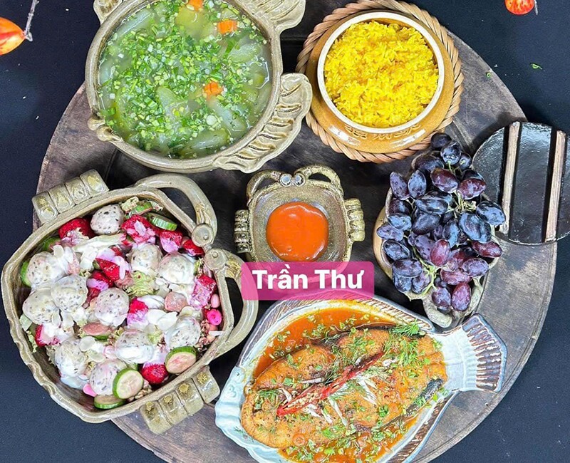  Mâm cơm này gồm: Salad trái cây, cá thu sốt cà chua, canh bí đao.