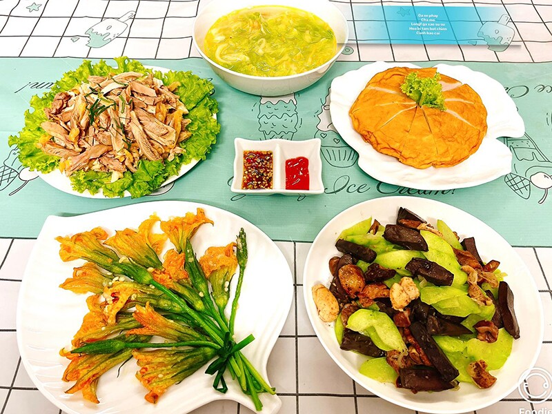 Mâm cơm này gồm các món: Lòng mề xào su su, hoa bí tẩm bột chiên, gà xé phay, chả mỡ, canh bắp cải.