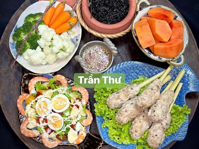 Salad tôm bơ - chả hấp - súp lơ trắng, súp lơ xanh, cà rốt luộc - đu đủ tráng miêng.