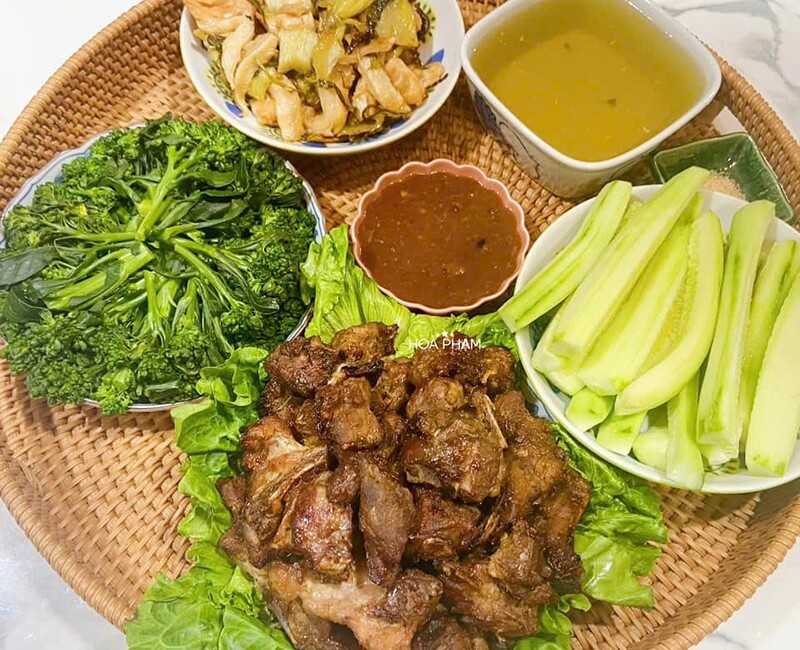 Dưa chuột chẻ - Sườn cá hồi kho dưa - Sườn lợn nướng BBQ - Súp lơ baby luộc