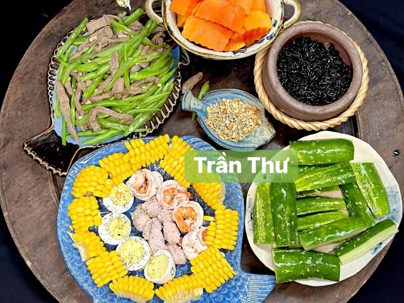 Salad tôm, trứng, ngôt, ức gà luộc - Bò xào đậu cô ve - dưa chuột. 