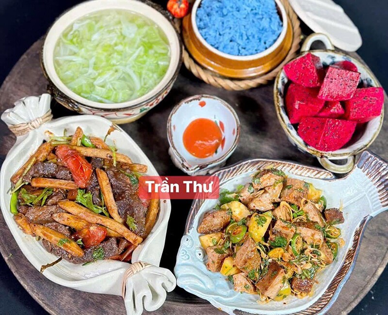  Mâm cơm này gồm: Bò xào khoai tây, đuôi heo chiên giòn lắc chua ngọt, canh bắp cải.