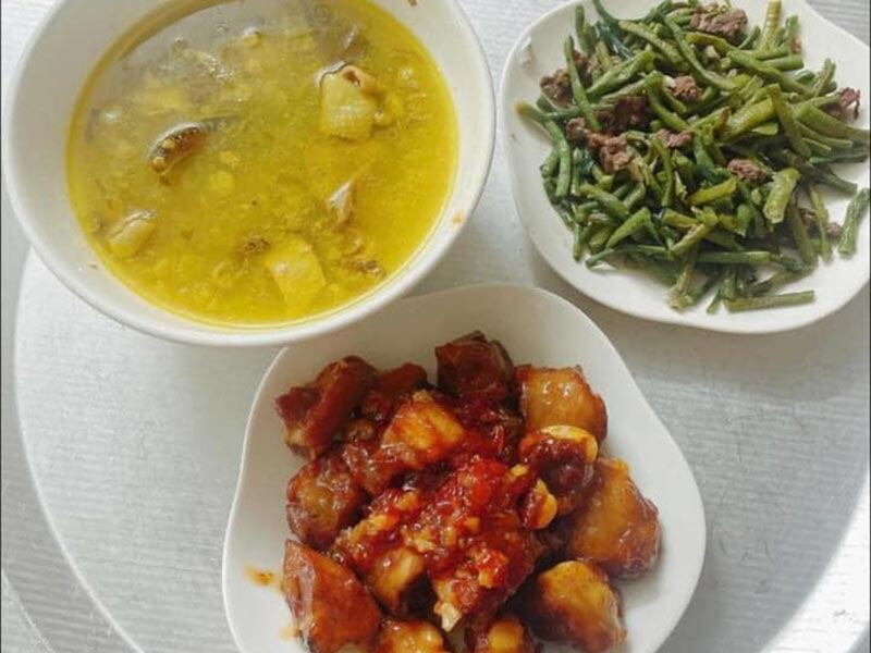 Món cá thì hai bé nhỏ thích ăn mỗi cá chim sốt cà chua, còn chị lớn thì mê luôn món cá kho mật mặn ngọt, cá quả kho tộ", 8X cho biết.