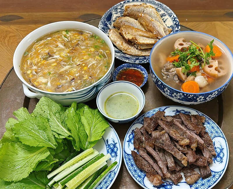 Súp ghẹ - Bò cuốn lá cải - Cá phèn hồng rán - Canh củ quả.