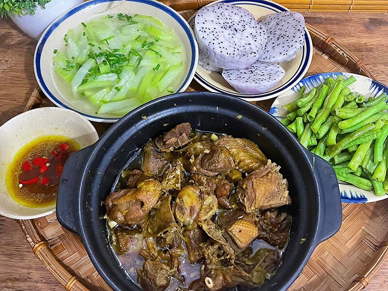 Vịt om sấu, canh bầu, đỗ luộc.