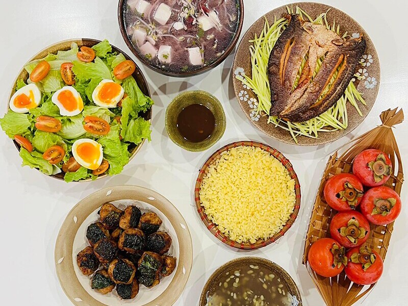 Mâm cơm này gồm có: Khô cá xoài xanh mắm me - Chả lá lốt - Canh thịt băm giá đỗ nấu hoa atiso - Salad - Xôi chè và hồng thạch. (Ảnh: Bích Thủy)