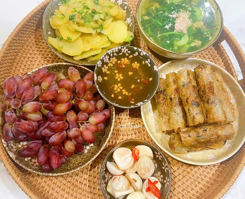  Nem rán - Khoai tây xào - Canh cua mồng tơi mướp + cà pháo