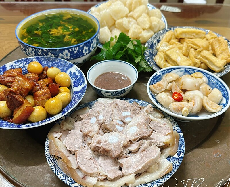 Thịt luộc - Đậu rán - Thiệt kho trứng cút - Bánh dày rán - Canh cua - cà.