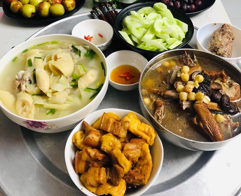 Thịt kho đậu, canh măng chua, bồ câu hầm thuốc bắc, dưa chuột.