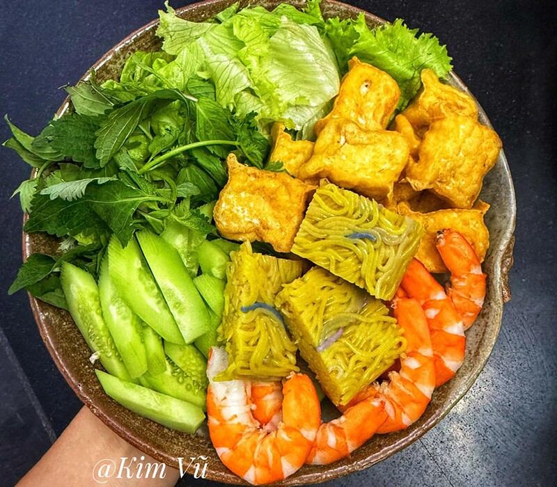 Hiện tại các bữa ăn của mình chị tuân theo chế độ Eat clean bằng quy tắc bàn tay kết hợp 16:8 (duy nhất ngày 2 bữa vào 12h và 19h), uống nhiều nước và cắt hoàn toàn ăn vặt. Bên cạnh đó, chị cũng thực hiện tập thể thao 45 phút buổi sáng với các bài tập nhẹ nhàng.