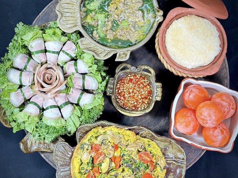 Trứng chiên hàu - Thịt chân giò cuộn rau thơm - Canh cua mồng tơi - Cơm thố - Hồng thạch tráng miệng.