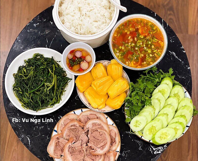 Thịt chân giò luộc - Canh chua thịt bằm - Rau muống xào tỏi.