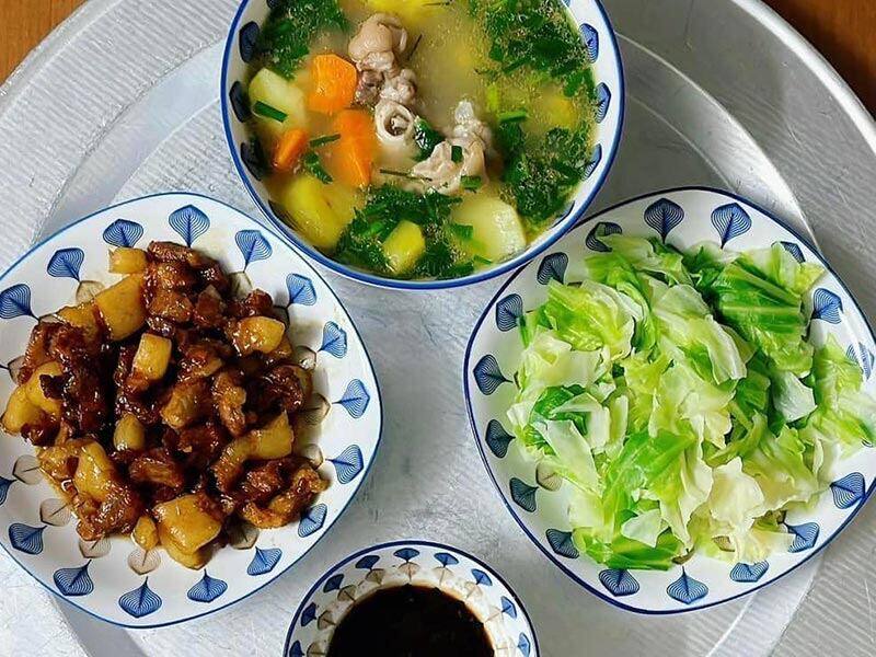 Bữa cơm này gồm: Thịt ba chỉ kho, canh khoai tây hầm, bắp cải luộc.  (Ảnh: Trâm Nguyễn)