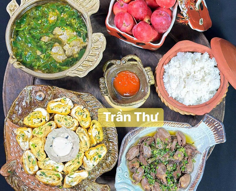  Mâm cơm này gồm: Trứng cuộn chiên, tim gà xào, canh cua mồng tơi.