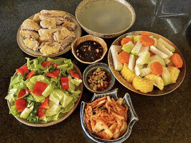 Mâm cơm này gồm các món: Ngan luộc, kim chi, salad, củ quả luộc.