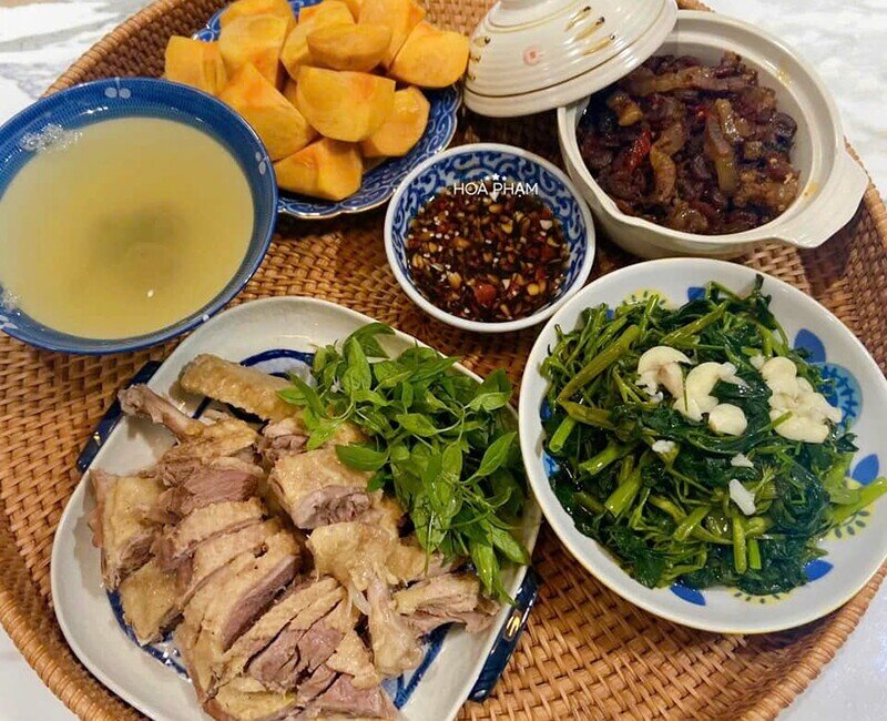 Vịt luộc - Rau muống xào tỏi - Kho quẹt - Canh rau muống dầm sấu - Quả hồng giòn (Ảnh: Phạm Hòa)