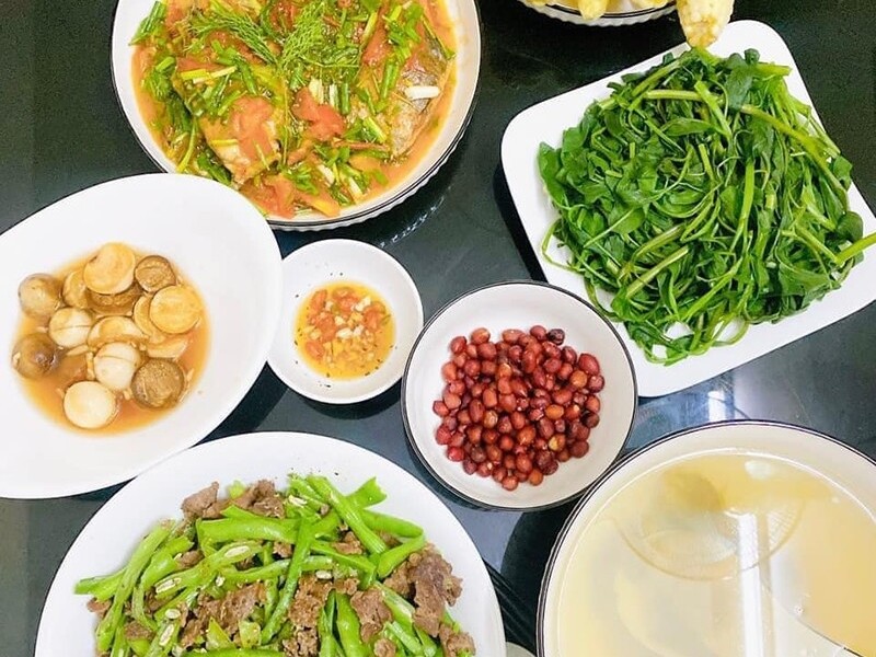 Bò xào đỗ, rau muống luộc, cá sốt cà chua, cà muối. (Ảnh: Quỳnh Trang)