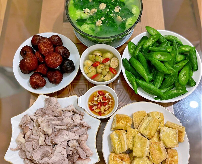 Thịt luộc, đậu rán, canh mướp nấu ngao, lặc lè luộc, cà muối.