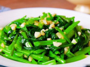 Bếp Eva - Xào rau muống đừng cho ngay vào chảo, ngâm với loại nước rẻ như cho này trong chậu, rau xanh mướt giòn ngon