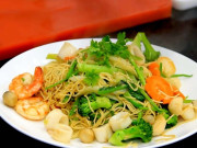 Bếp Eva - Nấu mì tôm, áp dụng ngay công thức 4-5-1 đảm bảo vừa ngon lại chẳng lo thiếu chất, dân văn phòng bận rộn cũng làm được