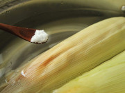 Bếp Eva - Luộc ngô chẳng cần cho đường, thêm 1 trong 2 thứ này ngô càng ngon lại đậm vị, 10 bắp hấp dẫn như 10