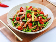 Bếp Eva - Ức gà hay bị chê khô, đem xào thế này mềm ngon thơm nức, nhớ nấu nhiều cơm kẻo thiếu